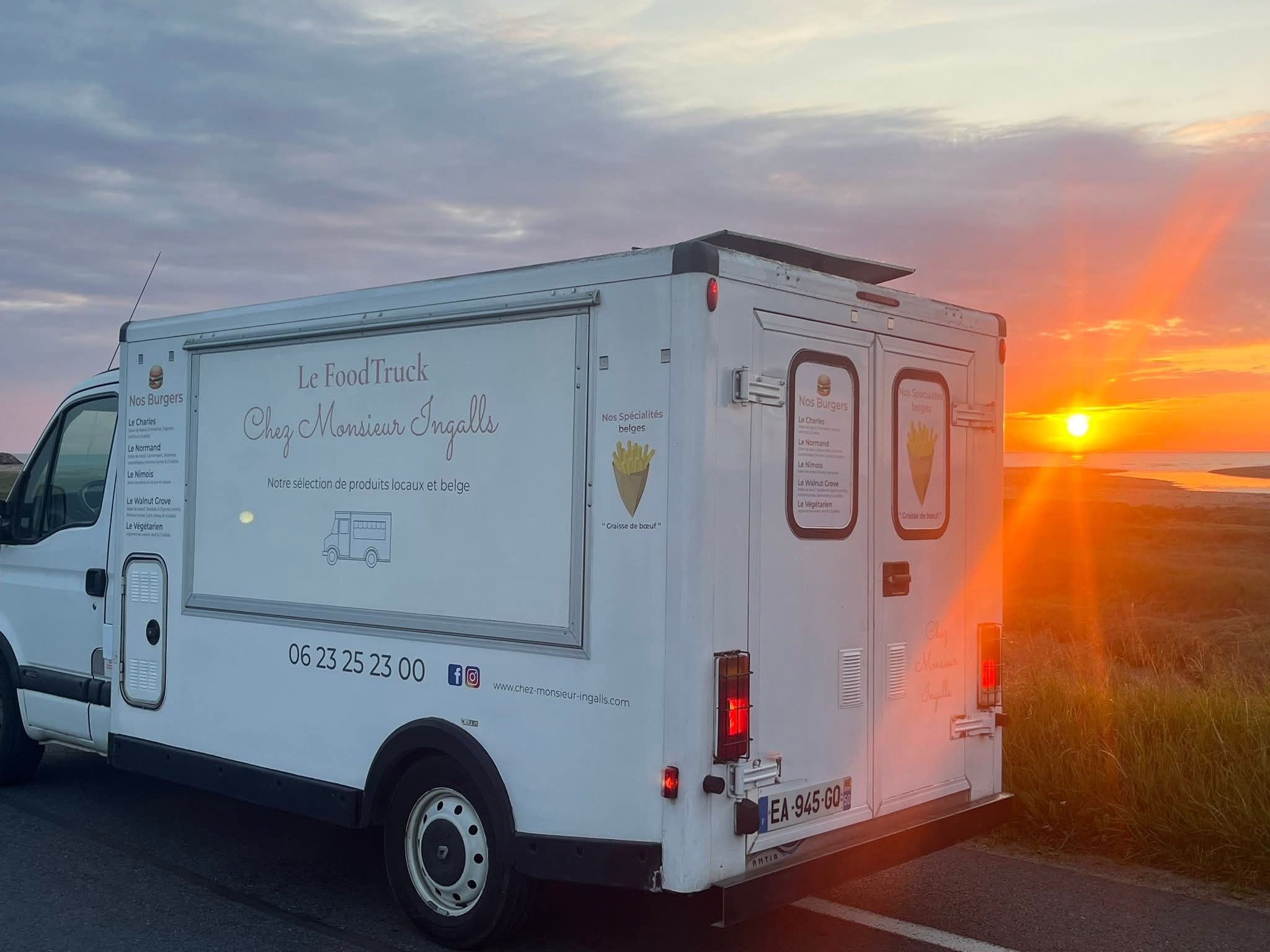 Le food truck Chez Monsieur Ingalls au coucher de soleil sur la Côte Ouest de la Manche