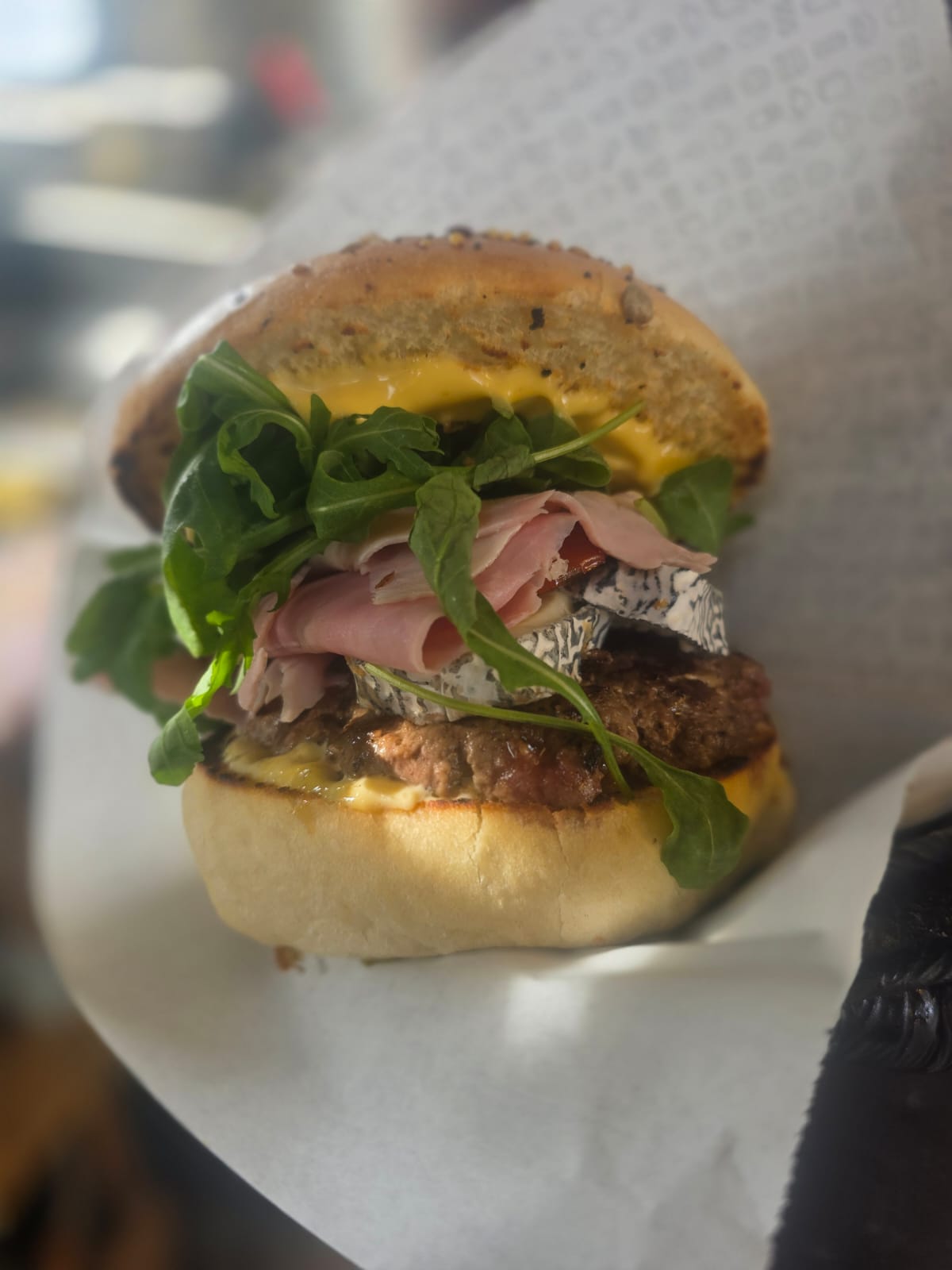 Nîmois — steak haché de bœuf au cumin, coriandre et paprika, poivrons rouges grillés, tomme locale, bacon, oignons rouges confits, mayonnaise barbecue fumée maison