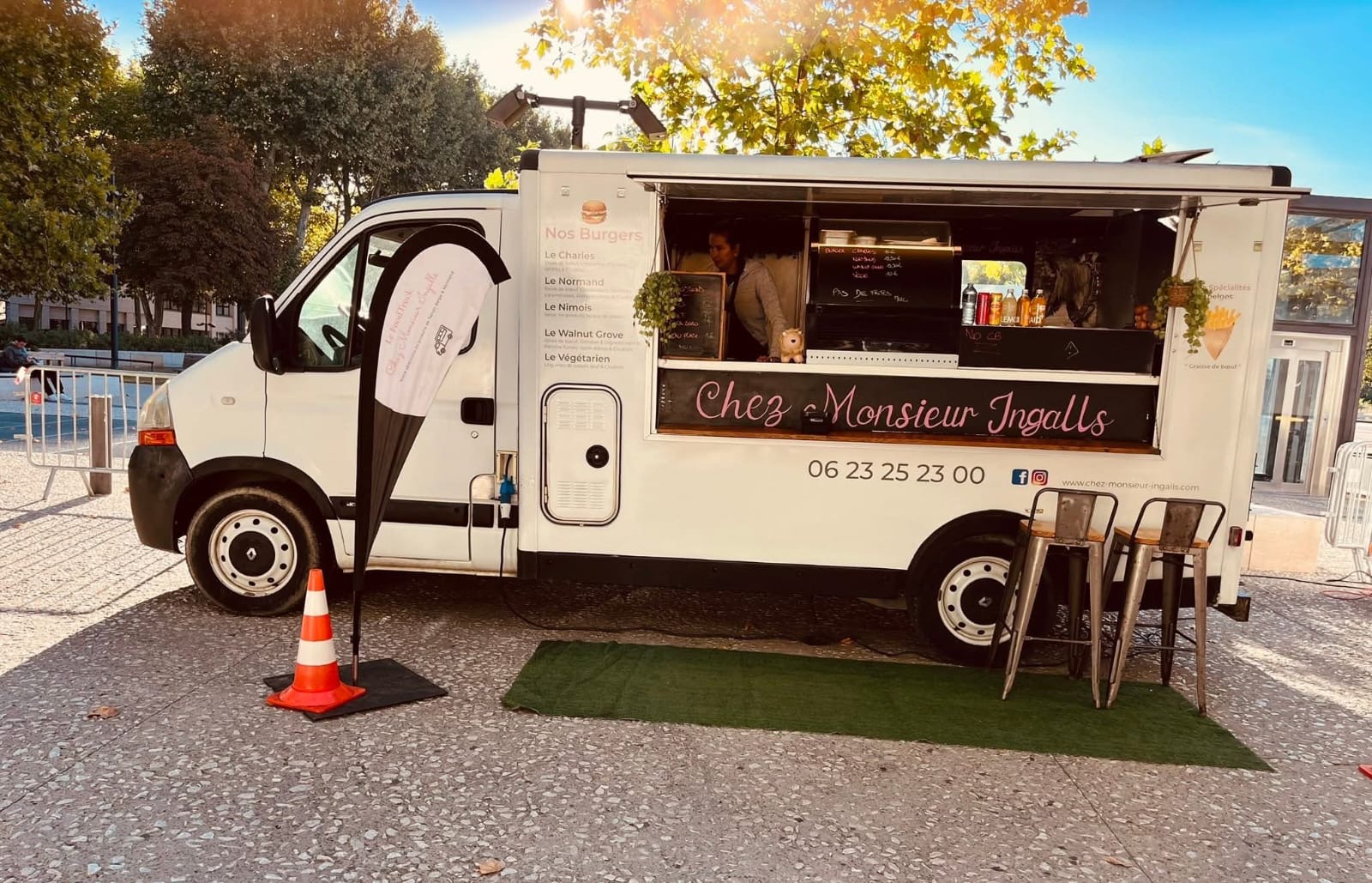 Le food truck Chez Monsieur Ingalls avec sa banderole — sélection de produits du terroir belge et normand
